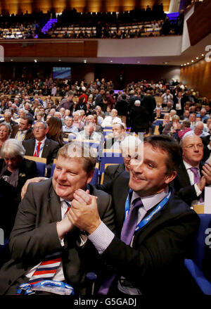 Die MSP Angus Robertson (links) und der Abgeordnete Angus Brendan MacNeil (rechts) nach einer Abstimmung darüber, ob die Scottish National Party (SNP) ihre langjährige Opposition gegen die NATO während der jährlichen nationalen SNP-Konferenz in der Perth Concert Hall in Schottland stürzen sollte. Stockfoto