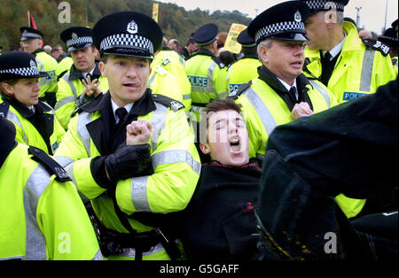 Bei der Anti-Kriegs- und Anti-Atomdemonstration auf dem Marinestützpunkt Faslane in Schottland, wo die 4 britischen Atom-U-Boote ihren Sitz haben, wird ein Protestler von der Polizei mitgenommen. MSPs Tommy Sheridan wurde zuvor von der Polizei nach der Teilnahme an der Demonstration mitgenommen. * der Protest, der darauf abzielte, die Basis für den Tag zu schließen, wurde von der Anti-Atomwaffengruppe Trident Plowshares und der schottischen CND organisiert. Stockfoto