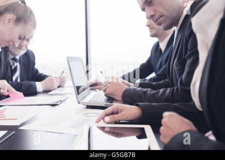 Geschäftsleute, die Analyse von Finanzkennzahlen von Berichten Stockfoto