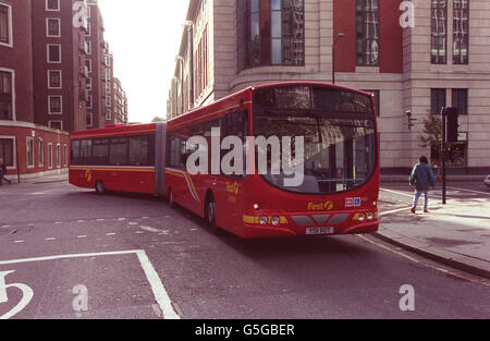 Der Bürgermeister von London, Ken Livingstone, fährt am Tag seiner Markteinführung auf der Route 207 zwischen Haynes und Shepherd's Bush, London, mit einem neuen roten Gelenkbus. *...bis Anfang nächsten Jahres werden sechs der 60-Fuß-Gelenkbusse auf der Strecke eingesetzt werden, wobei die neuen Busse mehr Kapazität haben als der traditionelle Doppeldecker, der 72 sitzende und fünf stehende Passagiere fasst, aber weniger Sitzmöglichkeiten hat. Wenn der Versuch erfolgreich ist, wird die Zahl der bendy Busse unter der Londoner Flotte bis zum nächsten Frühjahr von sechs auf 28 steigen. Stockfoto