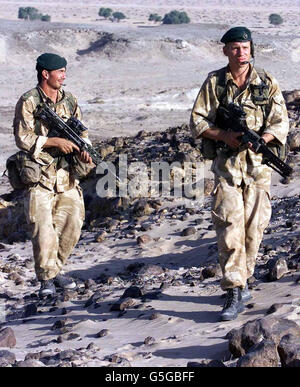 Royal Marines Lance Corporal Jason Evans, 25, aus Southampton (links) und Craig Pompey, 19, aus Bridgewater von 45 Commando nehmen an einer Übung in der Wüste von Oman im Rahmen der Operation Saif Sareea 2 Teil. * die britischen Streitkräfte nehmen an einer Reihe von Übungen in der Region Teil, obwohl sie derzeit nicht an den Anschlägen auf Afghanistan beteiligt sind. 16/04/02: Es wurde am Dienstag, den 16. April 2002 enthüllt, dass Hunderte von Royal Marines sich amerikanischen und afghanischen Soldaten in der ersten groß angelegten Kampfmission in den östlichen afghanischen Bergen seit der Operation Anaconda angeschlossen haben. Koalitionssprecher Stockfoto