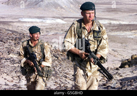 Royal Marine Commandos auf Übung in der Wüste von Oman, Teil von SAIF SAREEA 2, eine Übung mit gemeinsamen Kräften. L/CPL Jason Evans, 25, aus Southampton (L) und Marine Craig Pompey, 19, aus Bridgewater patrouillieren während der Übung auf einem Hügel. Stockfoto