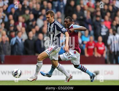 Gareth McAuley von West Bromwich Albion (links) und Christian von Aston Villa Benteke (rechts) Kampf um den Ball Stockfoto