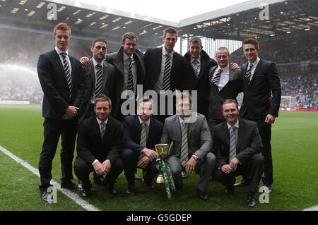 Das CCC-Team von Warwickshire mit der LV County Championship Division One Siegertrophäe auf dem Platz im Villa Park zur Halbzeit Stockfoto