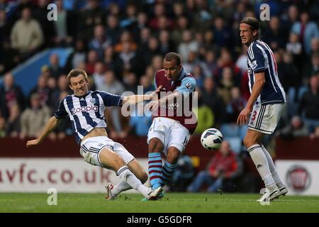 Fußball - Barclays Premier League - Aston Villa gegen West Bromwich Albion - Villa Park. Gareth McAuley von West Bromwich Albion (links) wird auf Gabriel Agbonlahor von Aston Villa (Mitte) Stockfoto