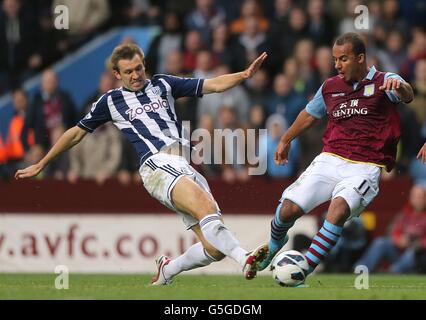 Fußball - Barclays Premier League - Aston Villa gegen West Bromwich Albion - Villa Park. Gareth McAuley von West Bromwich Albion (links) gleitet in Gabriel Agbonlahor von Aston Villa (rechts) Stockfoto