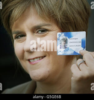 Die stellvertretende erste Ministerin Nicola Sturgeon hält die neue schottotlandweite Reise-Chipkarte während eines Besuchs am Busbahnhof Buchanan Street in Glasgow vor. Stockfoto