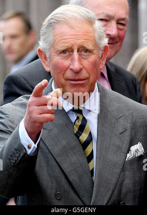 Prinz Charles mit einem Gips am Daumen, während eines Spaziergehens in der Brechin High Street, nachdem er das Merchant's House in Brechin, ein vollständig restauriertes Stadthaus, besucht hatte. Stockfoto