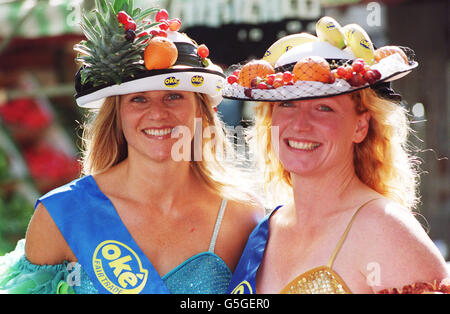 Die Fernsehmoderatorin Linda Barker (L) und der Fernsehgärtner Charlie Dimmock, beide mit einer Auswahl von Kopfbedeckungen aus Fairtrade-Früchten ausgestattet, waren im Zentrum von Soho in London. * die beiden unterstützen AgroFair UK, das Fairtrade-Fruchtunternehmen, das Oke Fairtrade-Bananen in Großbritannien aus Ghana, Costa Rica, der Dominikanischen Republik, Ecuador und Kolumbien vermarktet und vertreibt. AgroFair wird von den Züchtern selbst mitgeführt, und die Züchter erhalten einen fairen Lohn, den Großteil des Mehrgewinns und haben echten Einfluss auf die Art und Weise, wie das Unternehmen geführt wird. Stockfoto