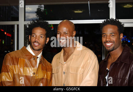 Scary Movie 2-Regisseur Keenen Ivory Wayans (Mitte), flankiert von den Brüdern Marlon (links) und Shawn, Ankunft im Odeon West End, auf dem Londoner Leicester Square zur britischen Premiere von Scary Movie 2. Stockfoto