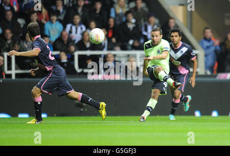 Fußball - UEFA Europa League - Gruppe D - Newcastle United / Bordeaux - Sports Direct Arena. Yohhan Cabaye von Newcastle United schießt während des Spiels der UEFA Europa League Group D in der Sports Direct Arena in Newcastle nur weit. Stockfoto
