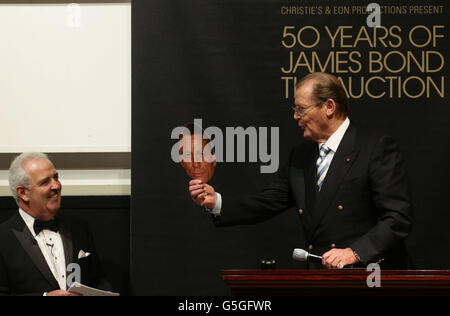 bekymring lærken reservoir Sir Roger Moore hält eine Maske des aktuellen James-Bond-Schauspielers  Daniel Craig bei Christie's 50 Years of James Bond Sale, mit  Erinnerungsstücken, die von der Bond-Besetzung gespendet wurden, in  Christie's in South Kensington,