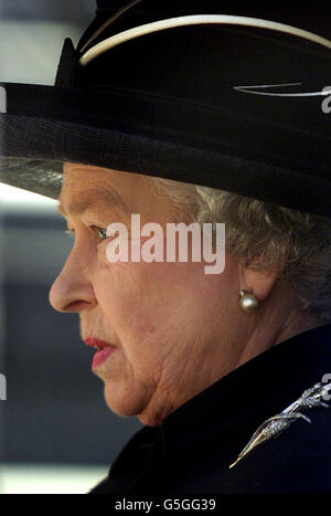 Die Queen kommt vor dem Beginn eines besonderen Gedenkgottesdienstes zu Ehren derjenigen, die in den USA infolge von Terroranschlägen ums Leben kamen, in der St. Paul's Cathedral in London an. Stockfoto
