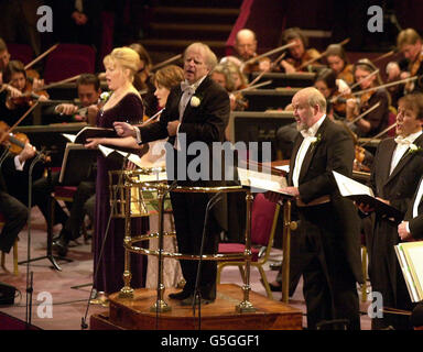 Der Chefdirigent des amerikanischen Symphonieorchesters der BBC, Leonard Slatkin (C), dirigiert sein Orchester in der Royal Albert Hall in London bei The Last Night of the Proms. Britische und US-amerikanische Nationalhymnen wurden zurückgespielt, als die Tradition dem Mitgefühl im Gefolge der Terroristen Platz machte. * Empörungen in New York und Washington. Die übliche lebhafte Feier wurde durch düstere Kontemplation ersetzt, nachdem die Organisatoren der BBC Proms das Programm überarbeitet hatten, um den jovialen Patriotismus zu beseitigen. Stockfoto