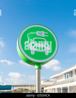 grüne Elektroauto aufladen Station Symbol in Brighton, UK Stockfoto