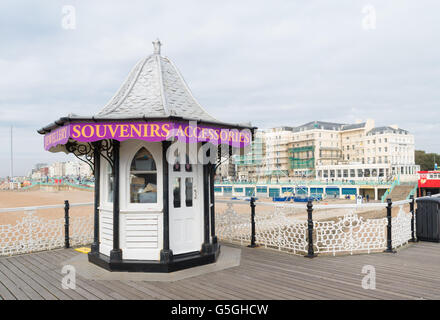 BRIGHTON, UK - 20. Oktober 2015: Souvenirs Kiosk auf dem Brighton Pier, eine der wichtigsten Sehenswürdigkeiten der Stadt Stockfoto