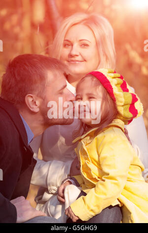 Glückliche europäischen Familie von drei Personen Vater Mutter wenig Baby-Mädchen Vater zärtlich küssen Kind Stockfoto
