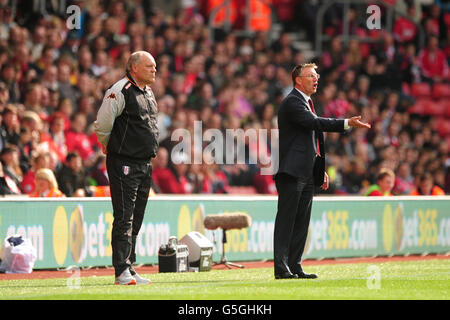 Fußball - Barclays Premier League - Southampton gegen Fulham - St. Mary's. Southampton-Manager Nigel Adkins (rechts) und Fulham-Manager Martin Jol (links) an der Touchline Stockfoto