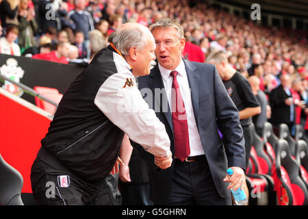 Fußball - Barclays Premier League - Southampton gegen Fulham - St. Mary's. Southampton-Manager Nigel Adkins und Fulham-Manager Martin Jol (links) schütteln sich vor dem Anpfiff die Hände Stockfoto