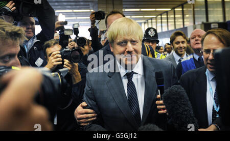 Der Londoner Bürgermeister Boris Johnson kommt am Bahnhof Birmingham New Street an, bevor er heute an der Konferenz der Konservativen Partei teilnimmt. Stockfoto