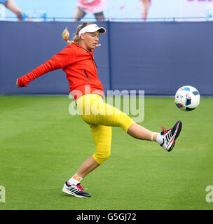 Dänemarks Caroline Wozniacki spielt mit einem Fußball während einer Übung am zweiten Tag der 2016 AEGON International im Devonshire Park, Eastbourne. Stockfoto