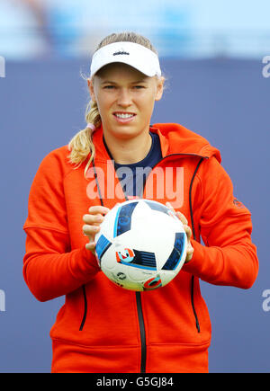 Dänemarks Caroline Wozniacki spielt mit einem Fußball während einer Übung am zweiten Tag der 2016 AEGON International im Devonshire Park, Eastbourne. Stockfoto