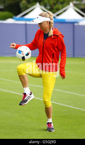 Dänemarks Caroline Wozniacki spielt mit einem Fußball während einer Übung am zweiten Tag der 2016 AEGON International im Devonshire Park, Eastbourne. Stockfoto