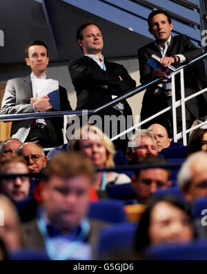 Craig Oliver, der Kommunikationsdirektor des Premierministers, sieht zu, wie der Londoner Bürgermeister Boris Johnson heute bei einer Kundgebung von "Conservative Home" auf der Konferenz der Konservativen Partei in Birmingham spricht. Stockfoto