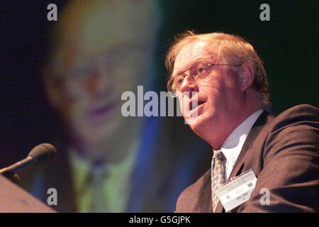 Ben Gill, Präsident der Confederation of European Agriculture (CEA) und der National Farmers Union of England and Wales, sprachen bei der Eröffnung der CEA-Jahreskonferenz, die in Belfast Waterfront Hall begann. * 06/02/02 der Präsident der Nationalen Bauerngewerkschaft Ben Gill hat auf der Jahreskonferenz der Gewerkschaft seine Vision für die Zukunft der Landwirtschaft vorgestellt. Die Industrie wurde durch den Ausbruch der Maul- und Klauenseuche verwüstet, der zur Schlachtung von Millionen von Tieren führte und Dutzende von Landwirten aus dem Geschäft zwang. Stockfoto