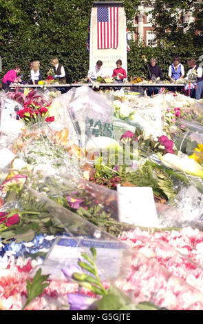 Freiwillige beginnen, die vielen tausend Blumen und Karten aufzuräumen, die Trauernde in den letzten zwei Wochen um das Franklin Roosevelt Memorial am Grovesnor Square im Zentrum von London hinterlassen haben. * EIN Team von über dreißig Helfern, von denen viele Amerikaner sind, stellte sich heraus, um zu helfen. Alle Karten und Geschenke, die auf dem Platz gegenüber der amerikanischen Botschaft in London zum Gedenken an die Opfer der Angriffe auf das World Trade Center in New York und das Pentagon in Washington D.C. in den Vereinigten Staaten platziert wurden, Wird archiviert und nach Amerika gesendet. Stockfoto