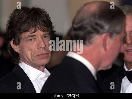 Rolling Stones Sänger und Produzent des Films Enigma, Mick Jagger (links) und Prince Charles bei der Royal Premiere des Films auf dem Leicester Square in London. * Schauspielerin Kate Winslet zog aus der Premiere, nachdem sie angekündigt hatte, sie nehme sich Zeit "aus dem Rampenlicht". Sie sollte an der Veranstaltung in London mit Mitstars der romantischen Geschichte des Zweiten Weltkriegs teilnehmen, die ihr erster öffentlicher Auftritt seit der Trennung von Ehemann Jim Threapleton gewesen wäre. Stockfoto