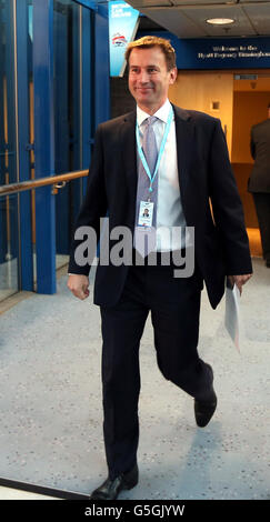 Gesundheitsminister Jeremy Hunt kommt zur heutigen Sitzung der konservativen Parteikonferenz im Internationalen Kongresszentrum in Birmingham. Stockfoto