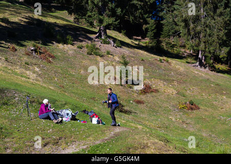 Gruppe von Wanderern auf Lager mit Kaffeepause Stockfoto