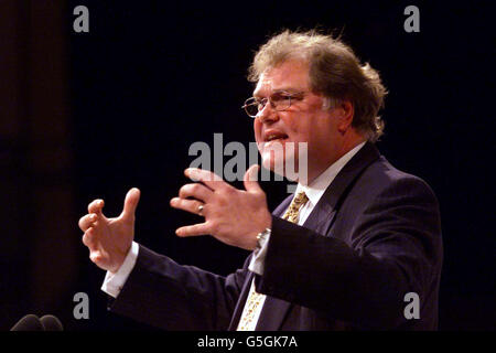 Digby Jones, Generaldirektor der Konferenz der britischen Industrie (CBI), spricht auf der Jahreskonferenz der Liberaldemokratischen Partei in Bournemouth. Er forderte die Menschen auf, Großbritannien nach den Terroranschlägen der USA nicht in eine Rezession zu bringen. Stockfoto