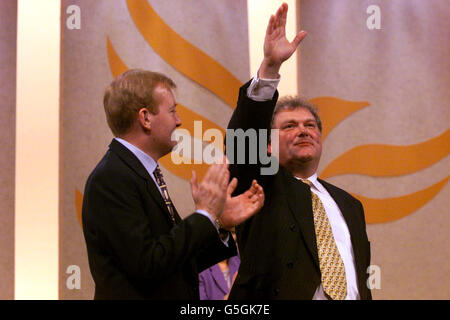 Digby Jones, Generaldirektor der Konferenz der britischen Industrie (CBI) (rechts), nimmt den Applaus von Staatschef Charles Kennedy auf der Jahreskonferenz der Liberaldemokratischen Partei in Bournemouth entgegen. Er forderte die Menschen auf, Großbritannien nicht in eine Rezession zu bringen. * im Gefolge der US-Terroranschläge. Stockfoto