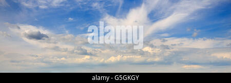 Erstaunliche Wolken am blauen Himmel schweben Stockfoto