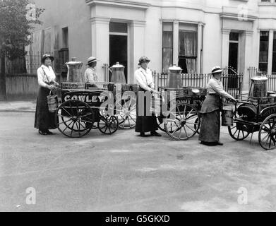 Arbeiterinnen, die während des Ersten Weltkriegs in Brighton ihre Milchrunden begannen. Stockfoto