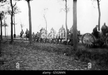 Erster Weltkrieg - französische Truppen nehmen deutsche Gefangene in Furnes - Belgien Stockfoto