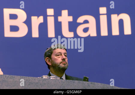 Innenminister David Blunkett hört den Rednern zu, bevor er seine Rede am letzten Tag der Labour Party Konferenz in Brighton hielt. Die diesjährige Konferenz fand im Zuge der Terroranschläge auf die USA inmitten einer verschärften Sicherheitslage statt. Stockfoto