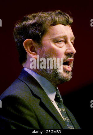 Innenminister David Blunkett spricht am letzten Tag der Labour Party Konferenz in Brighton vor den Delegierten. Die Konferenz fand im Zuge der Terroranschläge auf die USA inmitten einer verschärften Sicherheitslage statt. Stockfoto