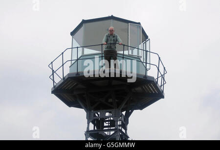 Keith Eldred, 77, steht auf einem Wachturm im ersten Atombombenlager Großbritanniens in Thetford Heath, Barnham, Suffolk, das zu fast 6,000 Gebäuden und historischen Stätten gehört, die vom Verlust bedroht sind, sagte English Heritage. Stockfoto