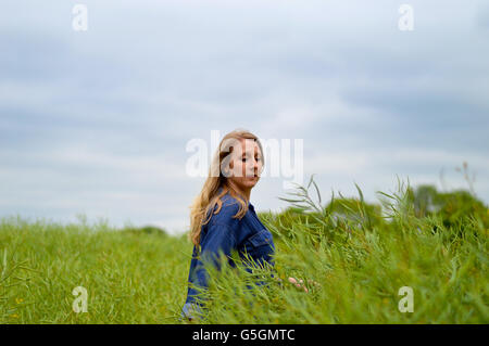 Blonde Frau in der britischen Landschaft. Stockfoto