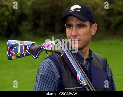 Fußballspieler drehte Schauspieler Vinnie Jones mit seiner Waffe während des Tontaubenschießers Genie Nordoff-Robbins Challenge in der Royal Berkshire Shooting School bei Pangbourne. *19/12/03: Soccer hardman Vinnie Jones hat seine Schrotflinten von der Polizei wegnehmen lassen, wurde enthüllt. Jones, der Star des Gangsterfilms Lock, Stock und Two Smoking Barrels, ein begeisterter Schützenfan, wurde von der Polizei von Hertfordshire seine Waffenlizenz entzogen, nachdem er letzte Woche wegen eines Luftangriffs verurteilt worden war. Stockfoto