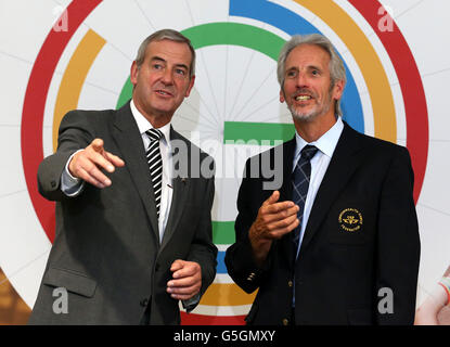 Glasgow 2014 Vorsitzender Lord Smith (links) mit dem Vorsitzenden der Koordinierungskommission Bruce Robertson während der Pressekonferenz der koordinierungskommission im Commonwealth House in Glasgow. Stockfoto