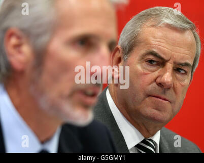 Glasgow 2014 Vorsitzender Lord Smith (rechts) mit dem Vorsitzenden der Koordinierungskommission Bruce Robertson während der Pressekonferenz der koordinierungskommission im Commonwealth House in Glasgow. Stockfoto