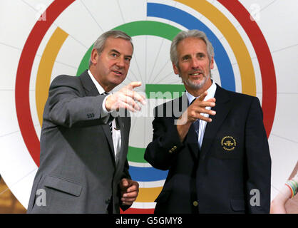 Glasgow 2014 Vorsitzender Lord Smith (links) mit dem Vorsitzenden der Koordinierungskommission Bruce Robertson während der Pressekonferenz der koordinierungskommission im Commonwealth House in Glasgow. Stockfoto