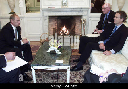 Der britische Premierminister Tony Blair (rechts) trifft den russischen Präsidenten Wladimir Putin (links) im Kreml. Blairs Besuch in Russland und das Treffen mit dem russischen Präsidenten Wladimir Putin sind Teil des Koalitionsprozesses. * um diejenigen zu identifizieren, die für die Angriffe auf die USA am 11. September verantwortlich sind. Es wird erwartet, dass Blair und Putin das Beweispapier über den Hauptverdächtigen Osama bin Laden sowie die humanitären Bemühungen zur Unterstützung von Flüchtlingen diskutieren werden. Stockfoto