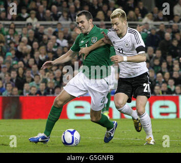 John O'Shea (links) der Republik Irland und Marco Reus von Deutschland kämpfen im Rahmen des FIFA-WM-Qualifying-Spiels 2014 im Aviva Stadium, Dublin, Irland, um den Ball. Stockfoto