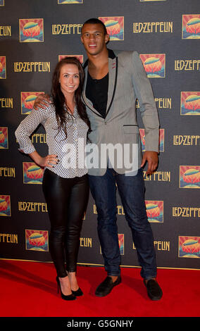 Courtney Lawes (rechts) und Gast bei der UK-Premiere im Hammersmith Apollo des LED-Zepplin-Films „Tag der Premiere“. DRÜCKEN SIE VERBANDSFOTO. Bilddatum: Freitag, 12 2012. Oktober. Bildnachweis sollte lauten: Philip Toscano/PA Wire Stockfoto