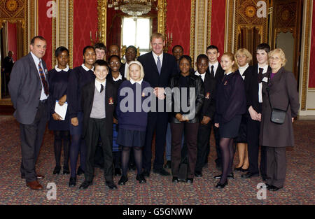 Der Poet Laureate Andrew Motion (C) mit Schülern der London Schools, der St Joseph's RC Primary School, Highgate Hill und der Cardinal Pole RC School, Hackney während der Eröffnung des Queen's Golden Jubilee Poetry Competition im Buckingham Palace. * Schüler, die die besten Gedichte schreiben, beurteilt von Motion, werden eine besondere Medaille im Buckingham Palace von der Königin, die im nächsten Jahr feiert 50 Jahre auf dem Thron. Stockfoto
